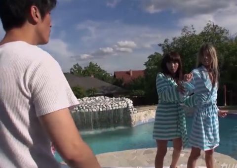 Chàng trai lẻn vào nhà địt 2 em les đang bú liếm nhau