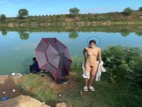 Em người yêu ra hồ cá phô dâm kệ cẩn thủ đang câu